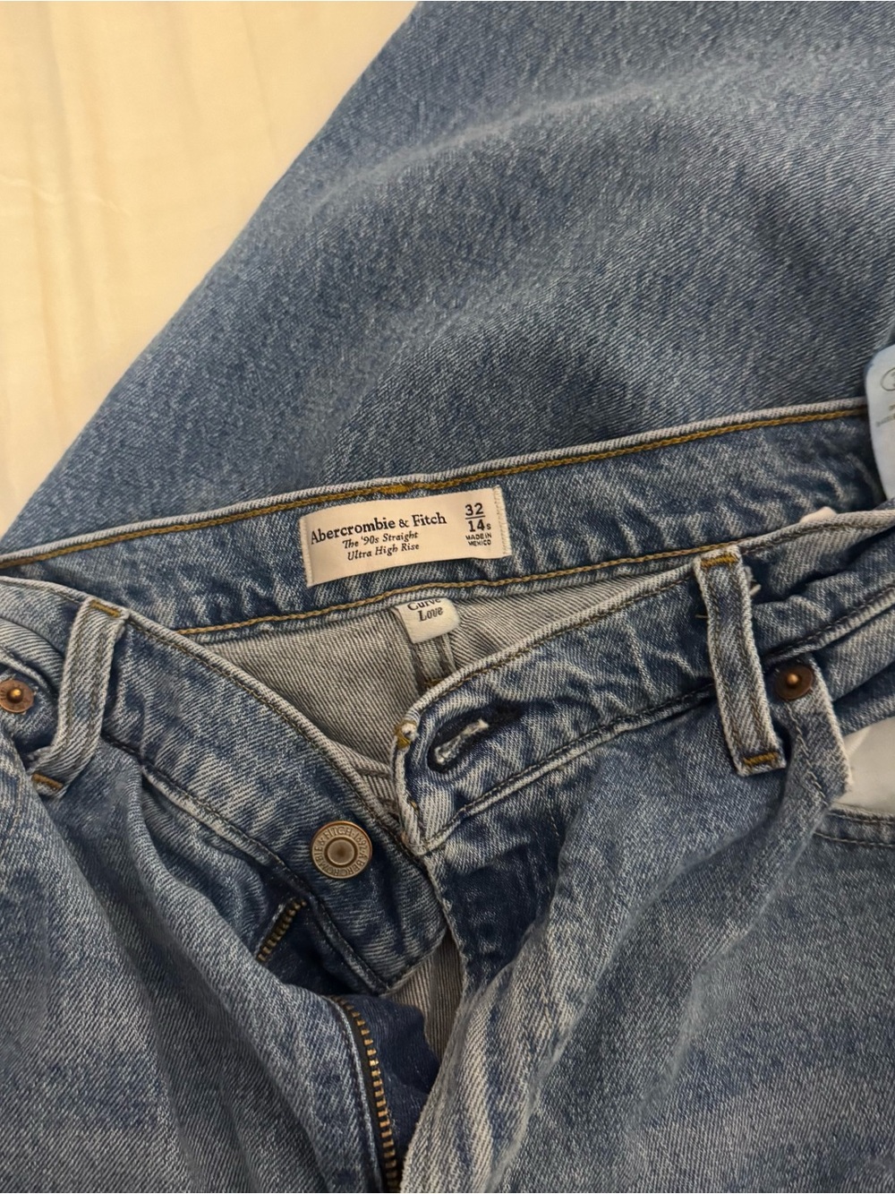Women’s A&F Curve Love Straight High Rise Jeans in Medium Blue Wash - Picture 4 of 4